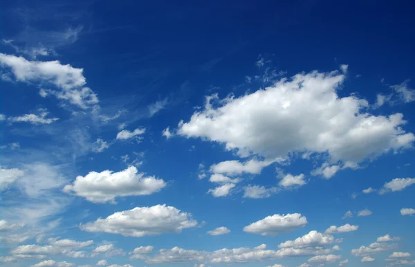 Céu azul e nuvens brancas — Fotografia de Stock