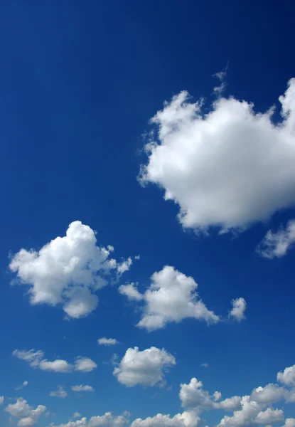 Ciel bleu et nuages blancs — Photo