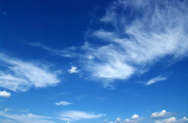 Céu azul e nuvens brancas — Fotografia de Stock