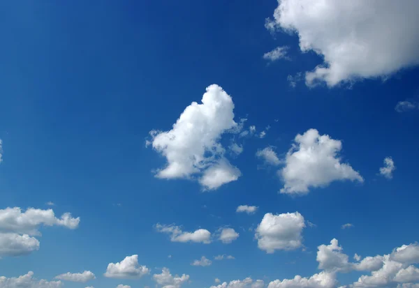 Blauer Himmel und weiße Wolken — Stockfoto