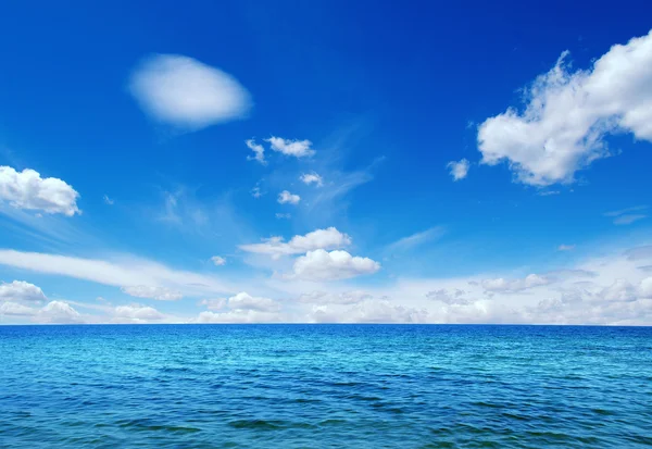 Синє море води — стокове фото