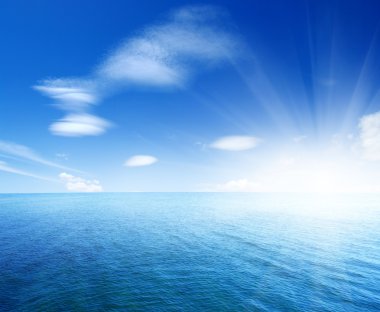 mavi deniz ve gökyüzü