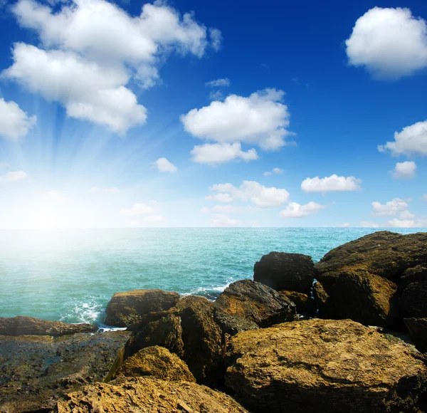 mavi deniz ve gökyüzü