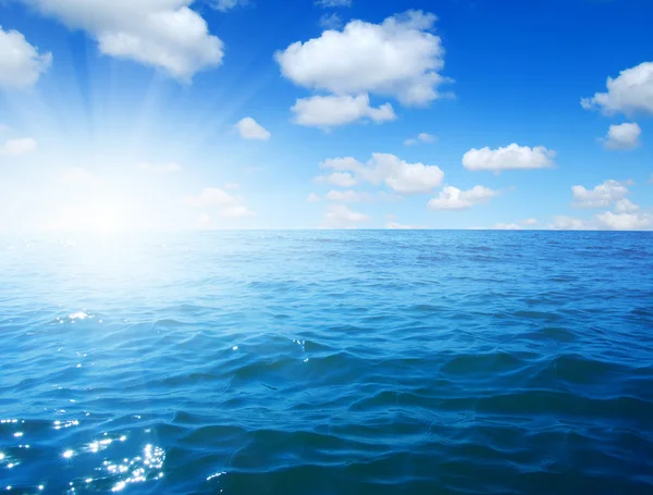 Mar azul y cielo — Foto de Stock