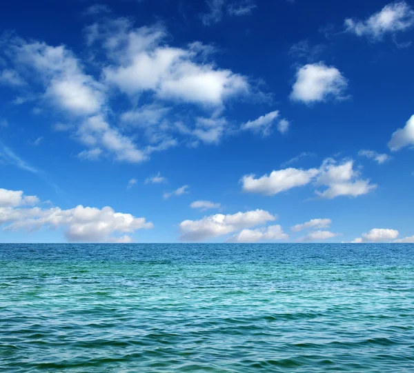 Mar azul y cielo — Foto de Stock