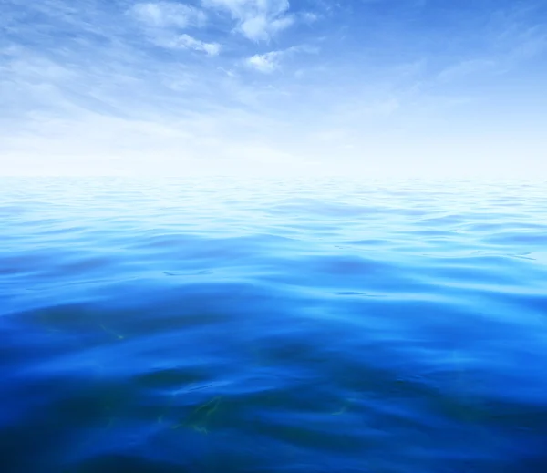 Mar azul e céu — Fotografia de Stock