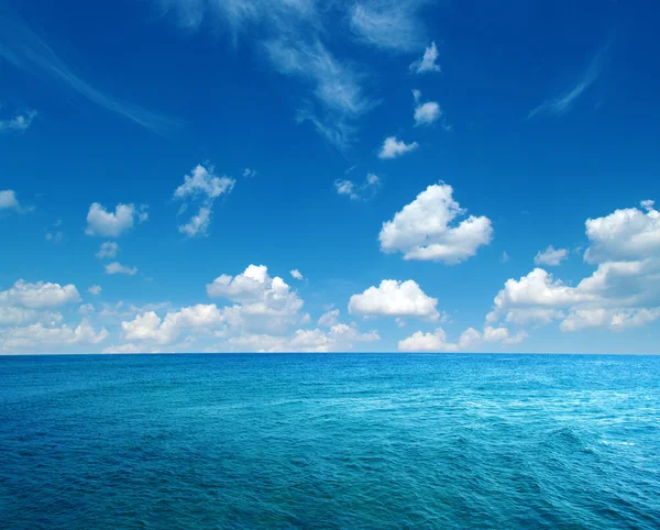 Błękitne morze i niebo — Zdjęcie stockowe