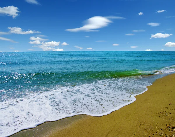 Mar azul e céu — Fotografia de Stock