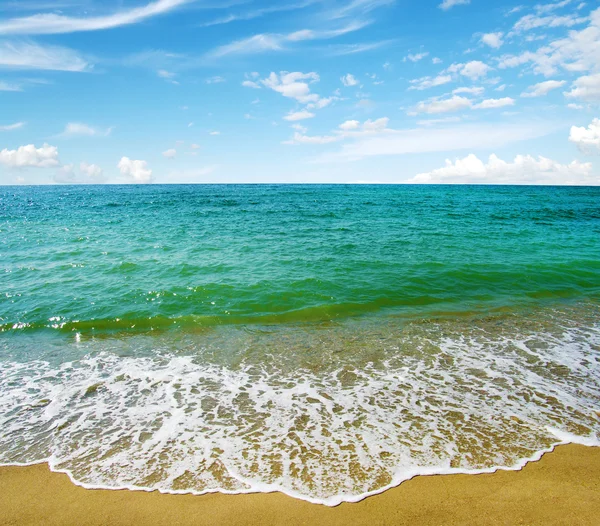 Mar azul e céu — Fotografia de Stock