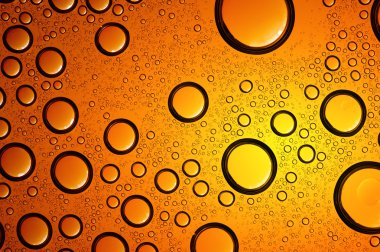 Su bardağa düşer.