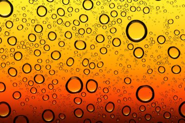 Su bardağa düşer.