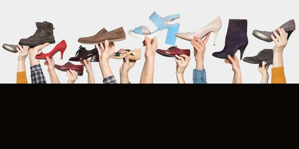 Různé pánské a dámské boty. Prodej obuvi, nakupování. — Stock fotografie