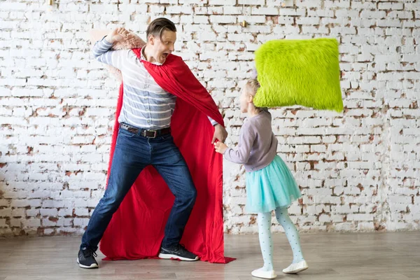 Boldog apa szuperhős jelmezben és a lánya — Stock Fotó
