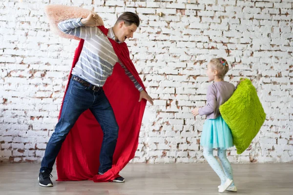 Heureux père en costume de super-héros et sa fille — Photo