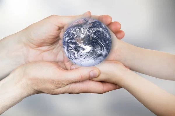 Globe dans les mains. Éléments de cette image fournis par la NASA — Photo