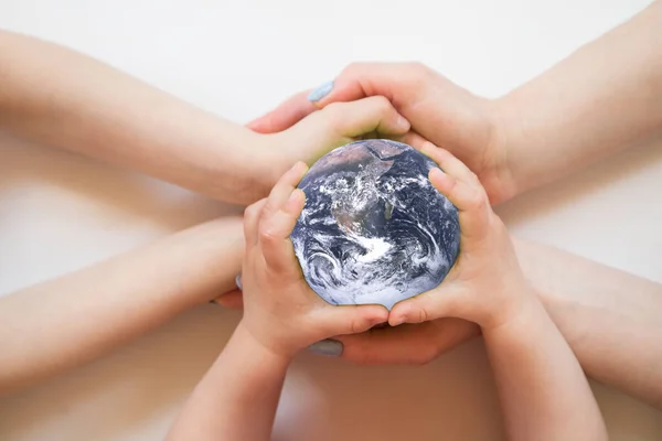 Globo en las manos. Elementos de esta imagen proporcionados por la NASA — Foto de Stock