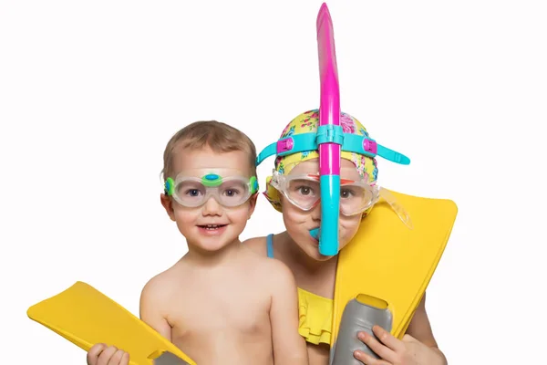 Barn i kostymer för simning på en rubrik bakgrund — Stockfoto