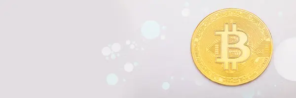 Golden bitcoin на фоне заголовка — стоковое фото