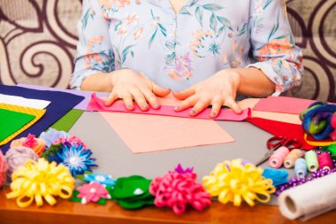 Çamurdan suni çiçek yapan kadın