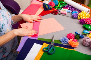 Çamurdan suni çiçek yapan kadın