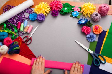 Çamurdan suni çiçek yapan kadın