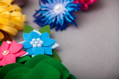 Çamurdan suni çiçek yapan kadın