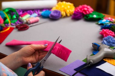 Çamurdan suni çiçek yapan kadın