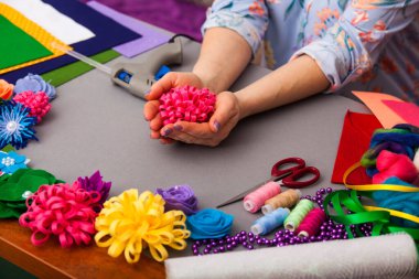 Çamurdan suni çiçek yapan kadın