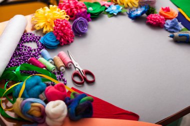 Çamurdan suni çiçek yapan kadın