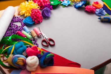 Çamurdan suni çiçek yapan kadın