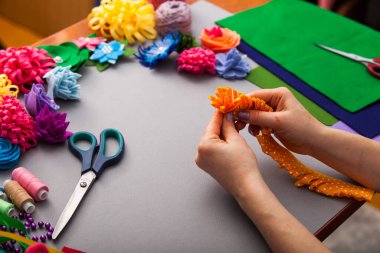 Çamurdan suni çiçek yapan kadın