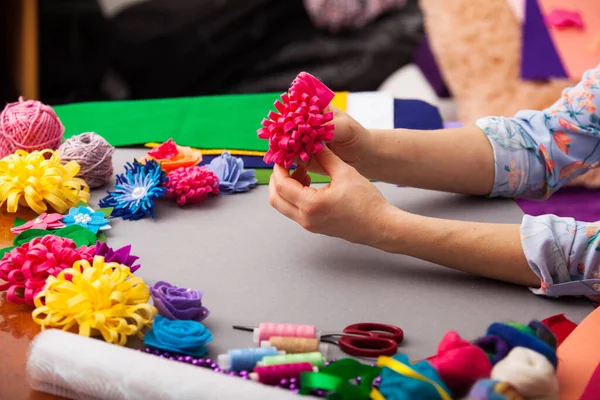 Vrouw modelleren kunstmatige bloem uit klei — Stockfoto