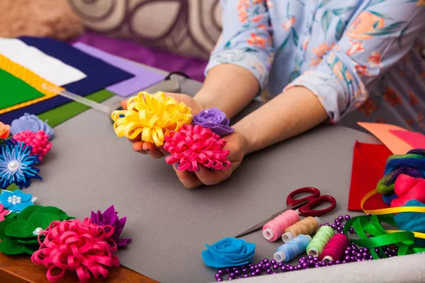 Woman modelling artificial flower from clay — Stock Photo, Image