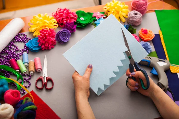 Vrouw modelleren kunstmatige bloem uit klei — Stockfoto