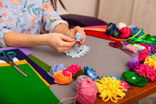 Woman modelling artificial flower from clay — Stock Photo, Image