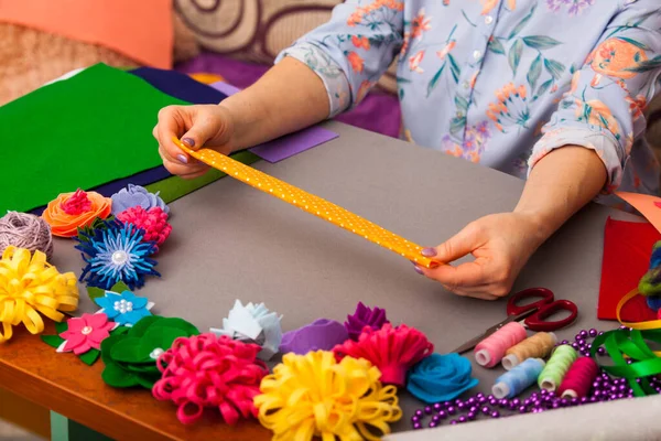 Woman modelling artificial flower from clay — Stock Photo, Image