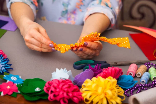 Woman modelling artificial flower from clay — Stock Photo, Image