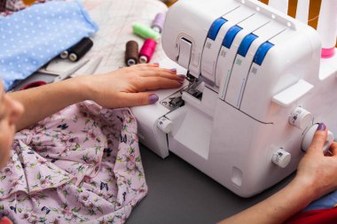 Parlak yaratıcı bir ofiste kolları bağlı bir tasarımcı.