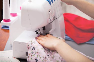 Parlak yaratıcı bir ofiste kolları bağlı bir tasarımcı.