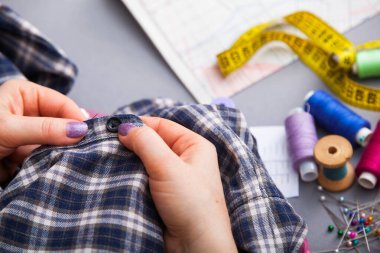 Parlak yaratıcı bir ofiste kolları bağlı bir tasarımcı.