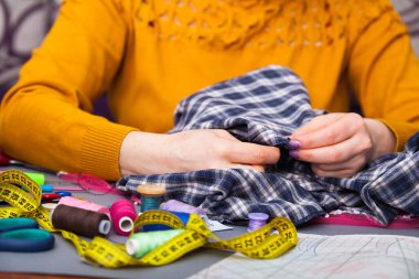 Parlak yaratıcı bir ofiste kolları bağlı bir tasarımcı.