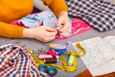 Parlak yaratıcı bir ofiste kolları bağlı bir tasarımcı.