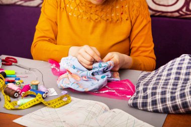 Parlak yaratıcı bir ofiste kolları bağlı bir tasarımcı.