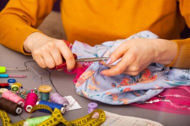 Parlak yaratıcı bir ofiste kolları bağlı bir tasarımcı.