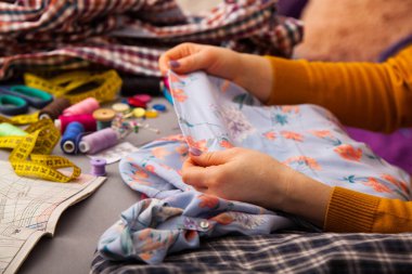 Parlak yaratıcı bir ofiste kolları bağlı bir tasarımcı.