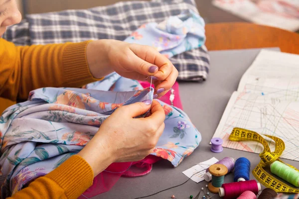 Designer avec bras croisés dans un bureau créatif lumineux — Photo