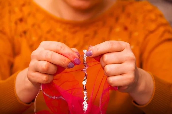 Ontwerper met armen gevouwen in een helder creatief kantoor — Stockfoto