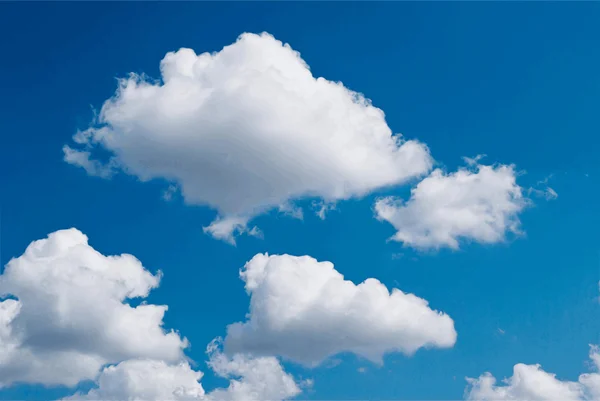 Cielo blu con nuvole. — Vettoriale Stock