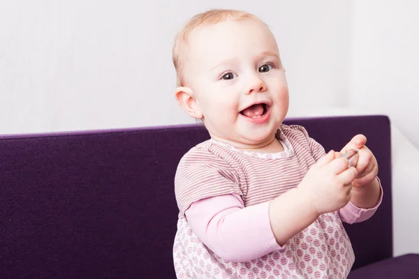 Gülümseyen kız bebek — Stok fotoğraf