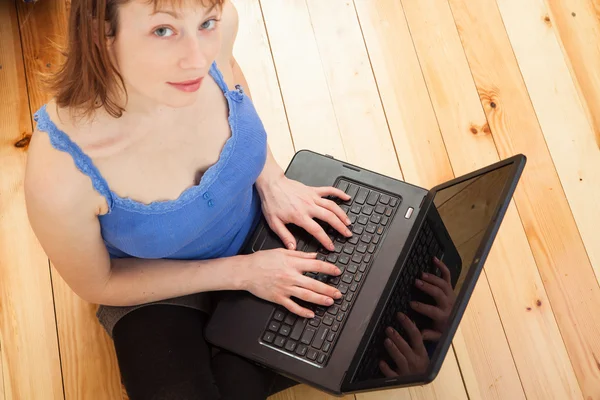 Frau arbeitet am Computer — Stockfoto